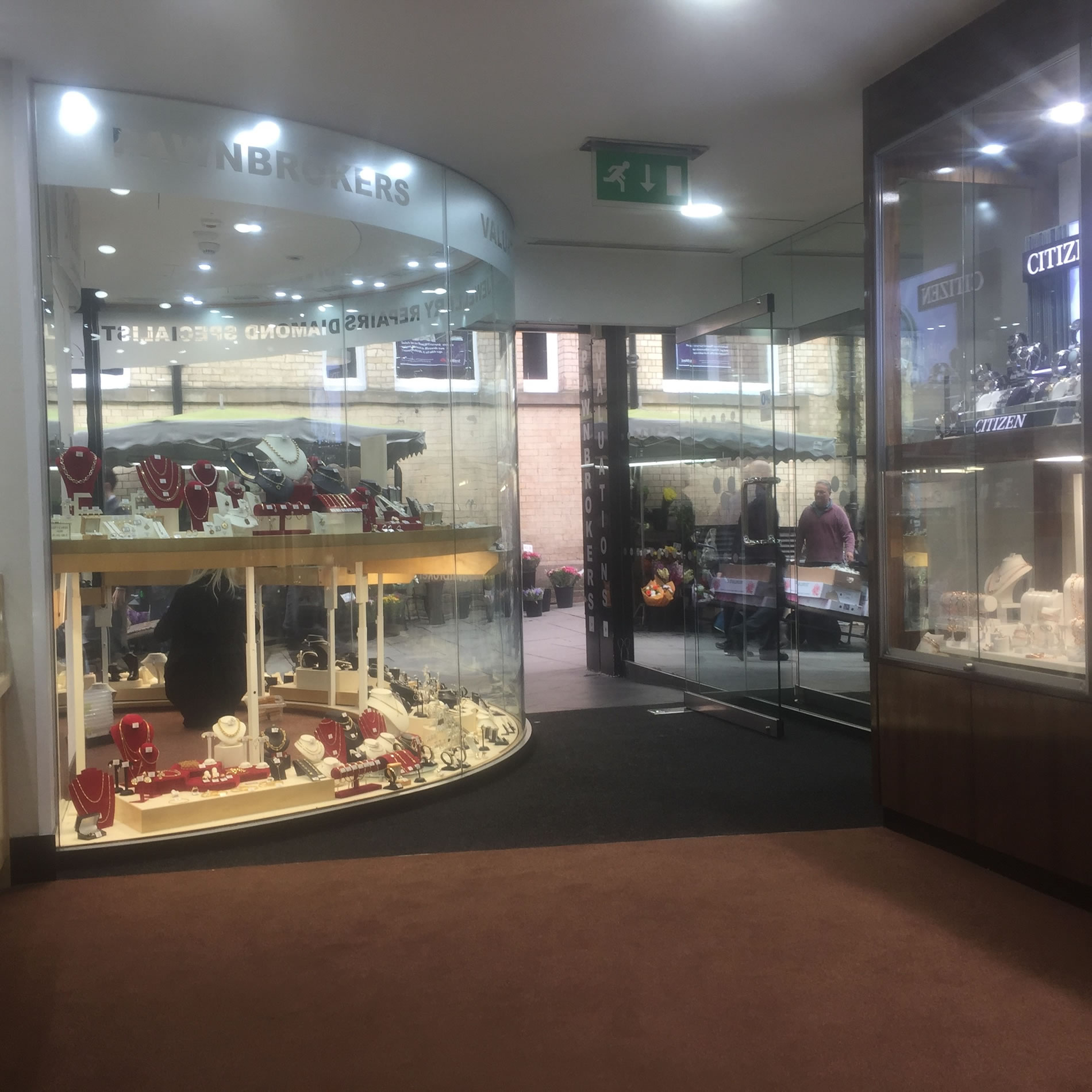 Mallards jewellers and pawnbrokers. Quality bespoke shopfitting  in a traditional style.